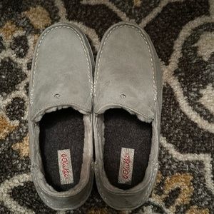 Women’s light gray Olukai slippers!